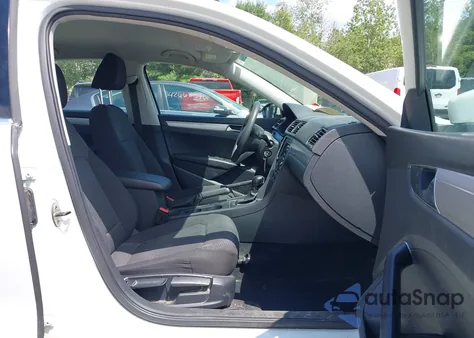 2016 Volkswagen Passat 1.8T S z USA, uszkodzony, nr VIN 1VWAT7A36GC062327